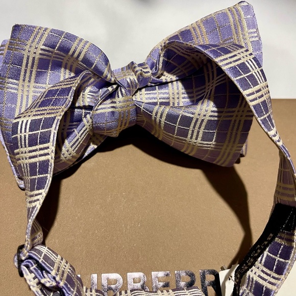 🎁HOLIDAY 25’🎁🔥💯🆕BURBERRY RARE CLASSIC LAVENDER NOVA CHECK SELFTIE BOW TIE🔥 - Picture 13 of 16